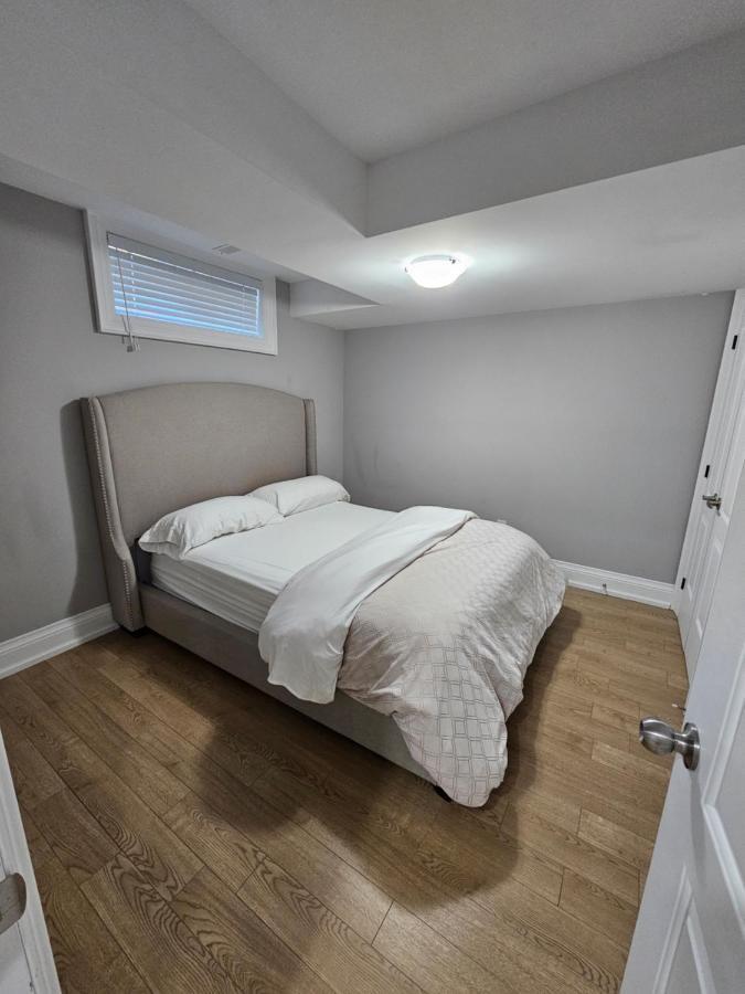 Basement Apartment In Luxury Beach House 토론토 외부 사진