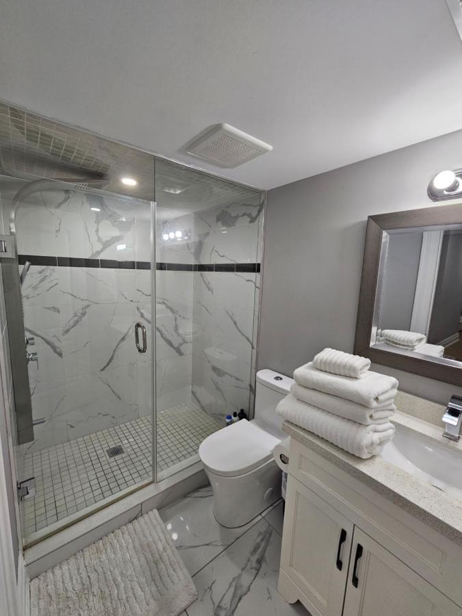 Basement Apartment In Luxury Beach House 토론토 외부 사진