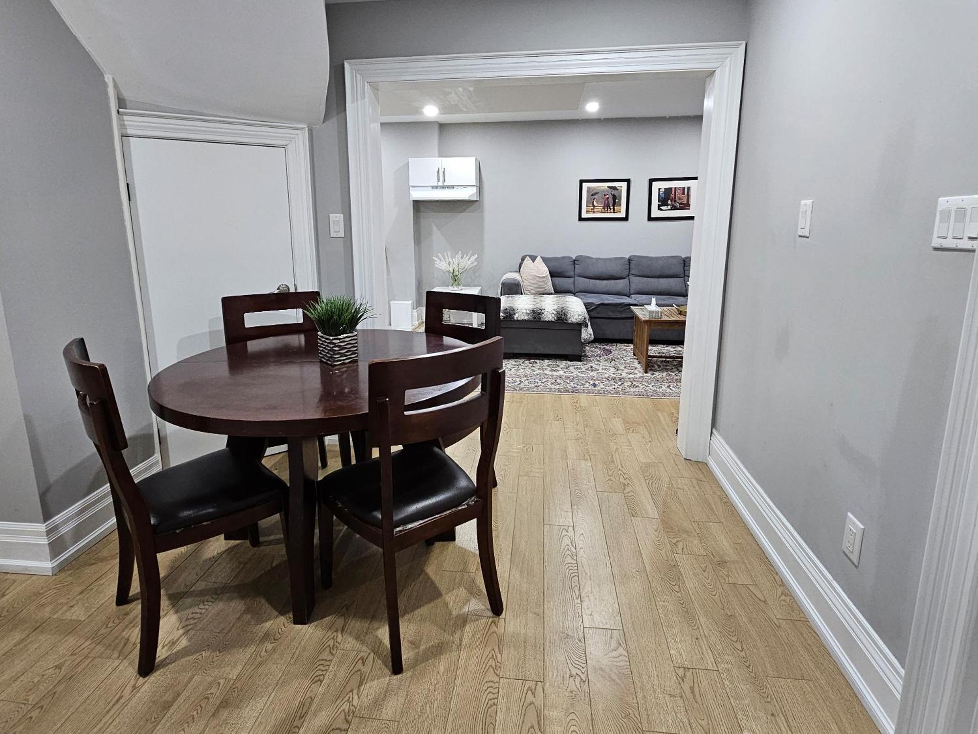Basement Apartment In Luxury Beach House 토론토 외부 사진