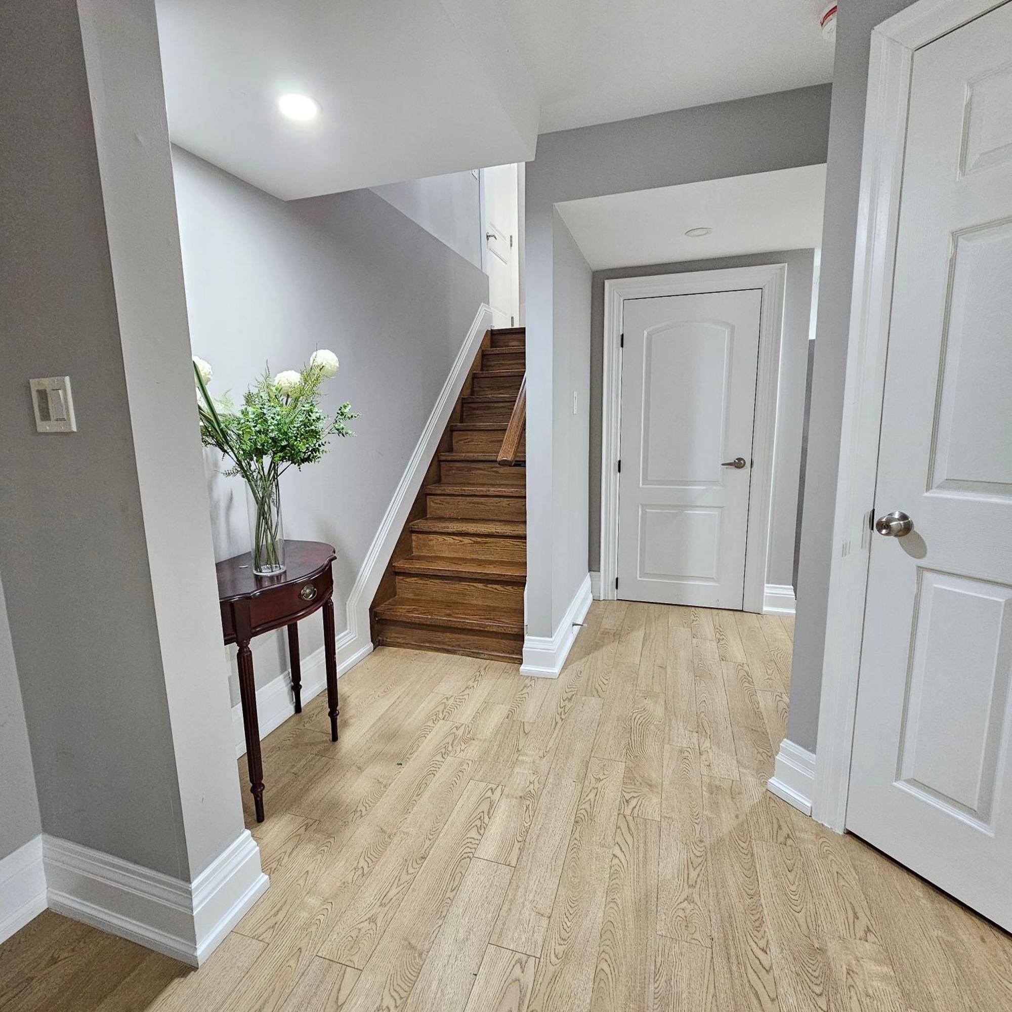 Basement Apartment In Luxury Beach House 토론토 외부 사진